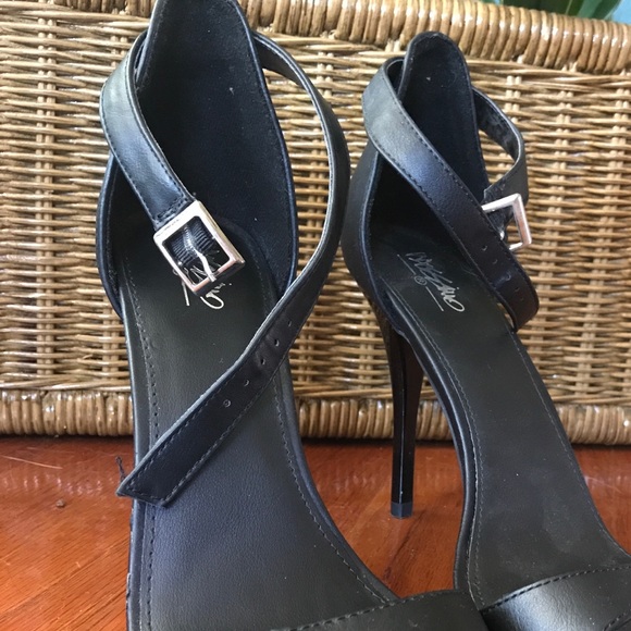 SLEEK BLACK OPEN TOE HEELS. - Picture 3 of 6